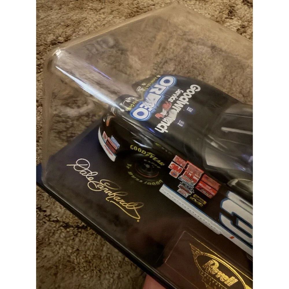 Revell 1:24 Dale Earnhardt Chevy Monte Carlo #3 Oreo Diecast w/ Case Stand